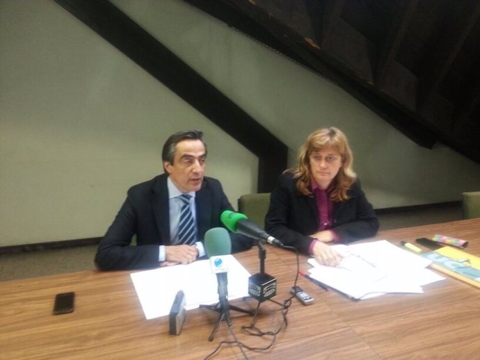 Ildefonso Calderón y Natividad Fernández en rueda de prensa