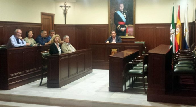 Escaños vacíos en el pleno de Espartinas.