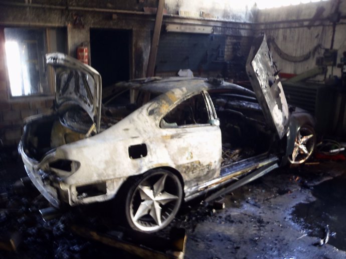 El vehículo que ha resultado destruido por el fuego