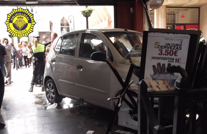 Imagen del coche empotrado en una cafetería de Castellón