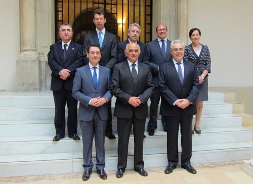 Nuevo equipo de Gobierno posando en el Palacio de San Esteban