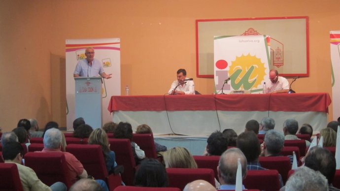 El coordinador federal de IU, Cayo Lara, en un acto en Huelva.