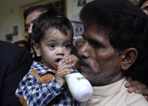 Bebé acusado de asesinato en Pakistán