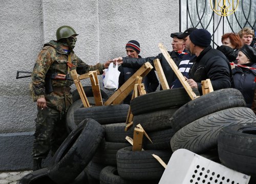 Paramilitares prorrusos toman la comisaría central de Slaviansk