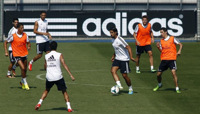 Los jugadores del Real Madrid renuevan puntos del carnet de conducir en Toledo 