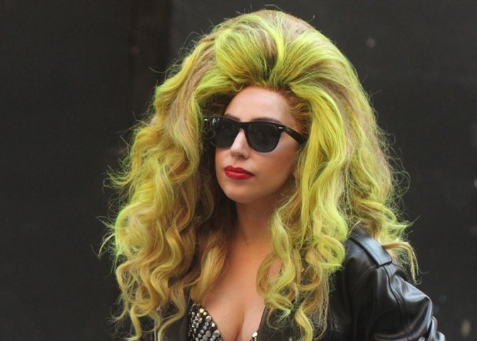 Lady Gaga striptease