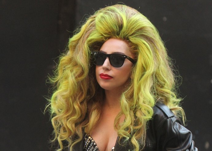 Lady Gaga striptease