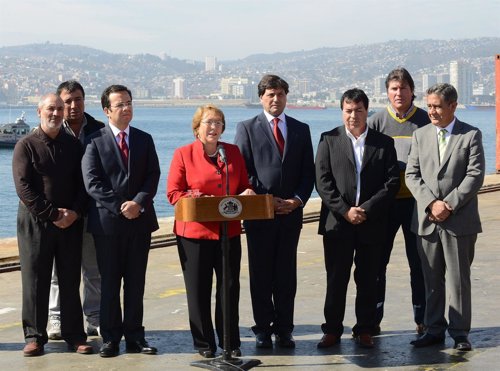 La presidenta de Chile, Michelle Bachelet, con algunos de sus ministros