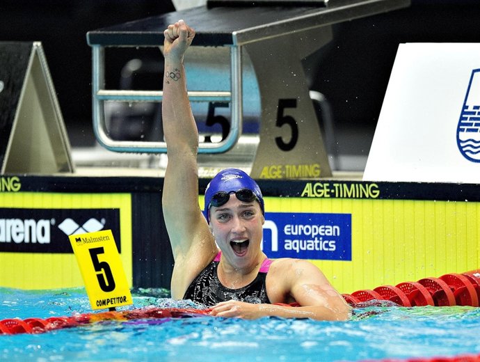 Mireia Belmonte tras conseguir el oro en el 800 del Europeo 2013