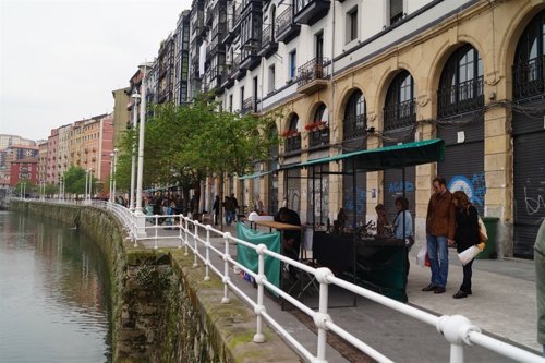 Puestos de la Burdin Azoka en el muelle de Marzana