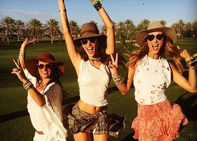 Las celebrities deslumbran con sus mejores looks "hipiies" en Coachella