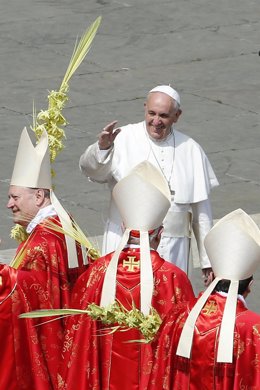 El Papa Francisco saluda después de la Misa de Ramos