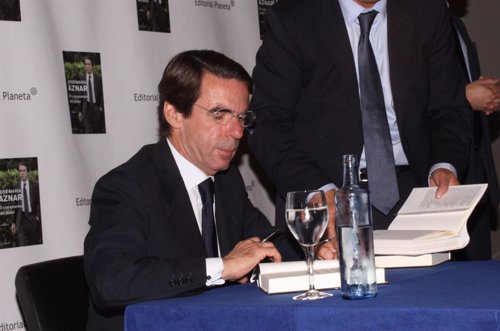 Aznar presenta su segundo libro de memorias ante la ausencia de Rajoy