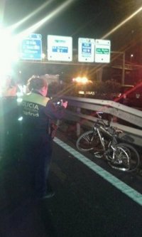 Herido muy grave un ciclista tras una colisión con un taxi en la M-30