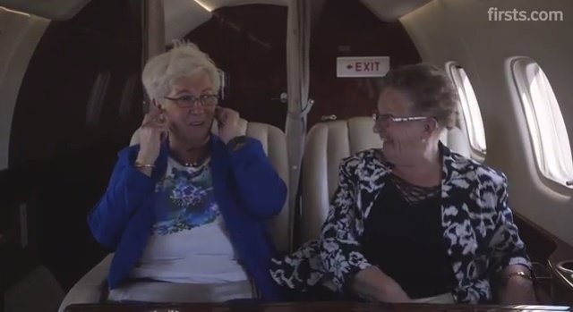 An y Ria volando en el avión por primera vez