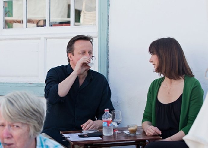 DAVID CAMERON Y SU FAMILIA, UNOS TURISTAS MÁS PRACTICANDO SURF EN LANZAROTE