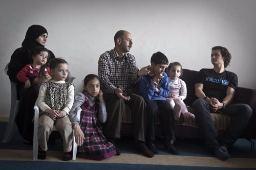 Orlando Bloom se entrevista con una familia de refugiados sirios