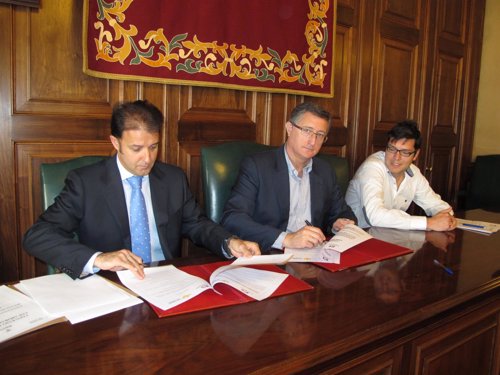 Firma del convenio entre Caja Rural de Teruel y Ayuntamiento.