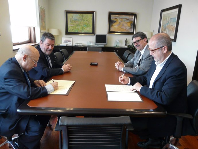 El conseller F.Puig y el pte.De la CCC P.Llorens firman el convenio de 2014