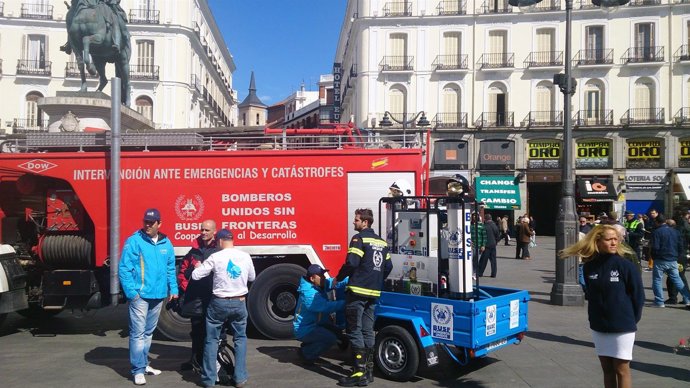 Un grupo de voluntarios de BUSF en la Puerta del Sol de Madrid