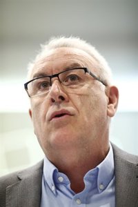 Lara ve "agua pasada" los problemas en la Junta, donde "no queda resquemor", y critica el ofrecimiento del PP