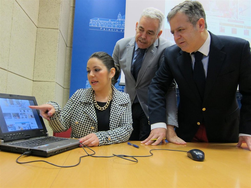 Soriano muestra a Fuentes, ante Morales, los contenidos de la web