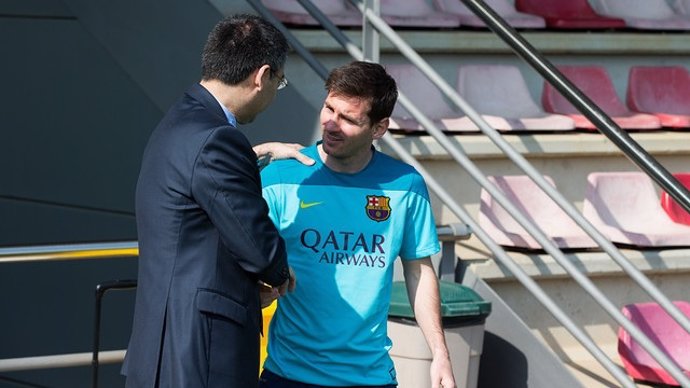 El presidente del FC Barcelona, Josep Maria Bartomeu, saluda a Leo Messi