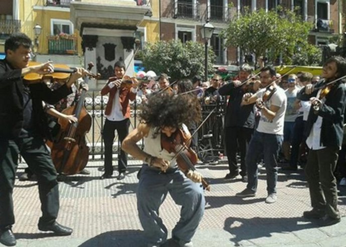 EL VIOLINISTA MALIKIAN EN UN CONCIERTO IMPROVISADO ACERCA LA MUSICA CLASICA 