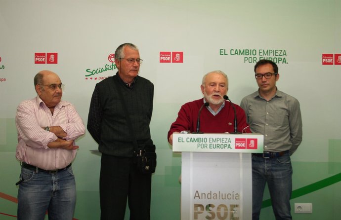 Téllez interviene observado por Toledo (a su dcha.) en la sede del PSOE