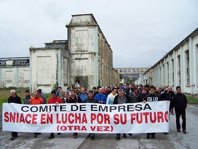 Encierro de los trabajadores de Sniace en la fábrica (28 de octubre de 2013)