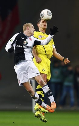 Eintracht Frankfurt's Rode challenges Borussia Dortmund's Kehl during their Germ