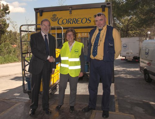 Correos entrega un cargamento al Banco de alimentos