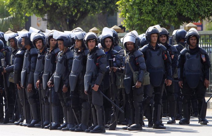 La Policía egipcia toma posiciones en la Universidad del Cairo.