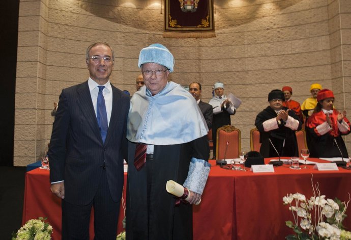 Antoñanzas entrega el Premio Menéndez Valdés al hispanista Criaco Morón