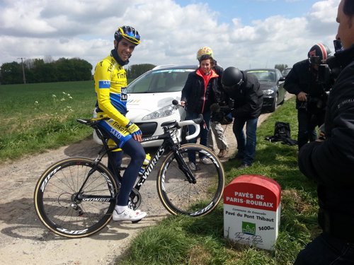 Alberto Contador reconociendo la etapa 5 del Tour