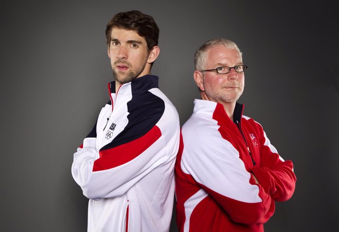 Michael Phelps y su entrenador Bob Bowman, en 2012