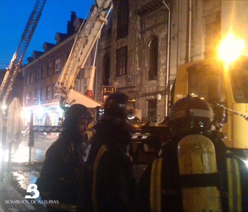 Incendio urbano en Langreo