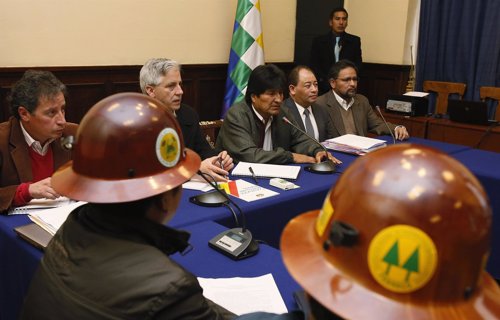 Bolivia's President Evo Morales and members of his Cabinet meet with independent