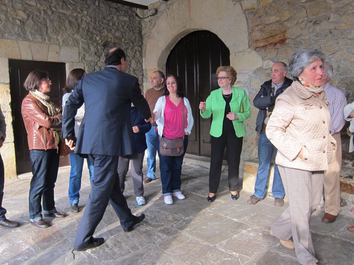 El presidente de Cantabria, Ignacio Diego, se reúne con vecinos de Las Torres