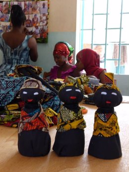 Muñecas para promover la independencia de mujeres africanas