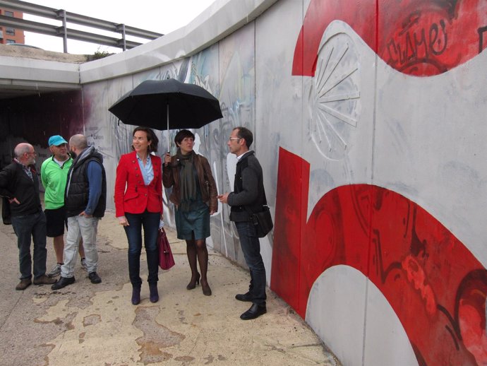 Gamarra, con los artistas, ante parte del mural