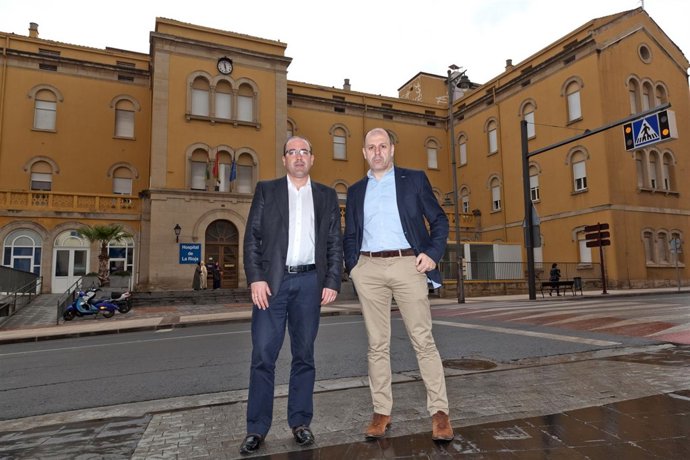 Los diputados del PR frente al Hospital de La Rioja