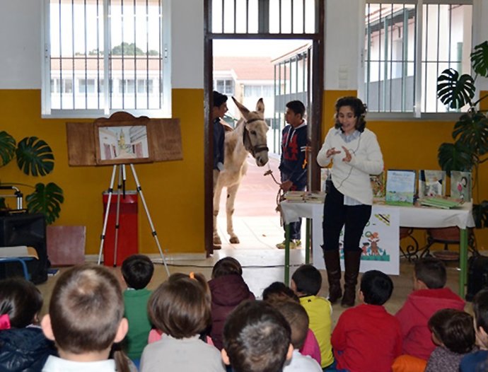 Visita de 'Platero' a centros escolares del Andévalo, en Huelva.