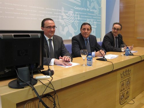 El consejero Sáez Aguado, en el centro, presenta los datos de espera quirúrgica