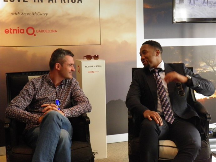 El director general de Etnia, David Pellicer, con Ndaba Mandela    