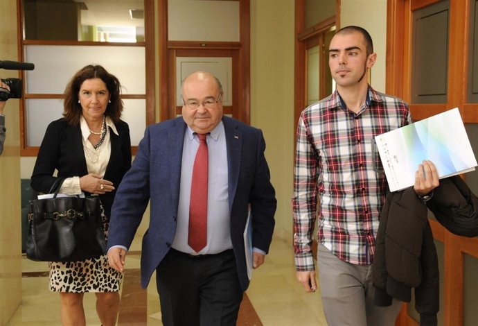 El joven santoñés Dionisio Cagigas con el rector 