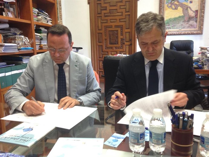 Martínez y Fuentes durante la firma del acuerdo