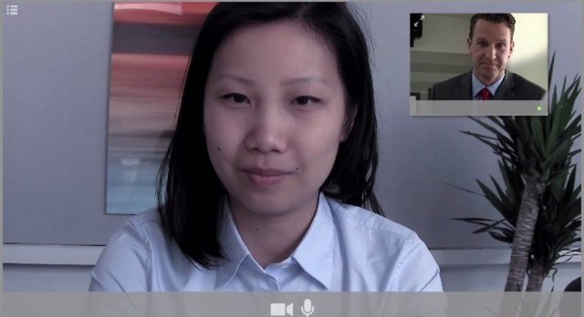 Una de las interesadas en la oferta durante su entrevista