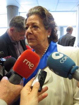 La alcaldesa de Valencia, Rita Barberá, atiende a los periodistas tras el acto.