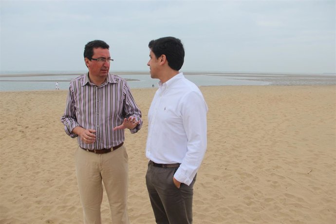 Manuel Andrés González y Alberto Fernández, en la playa de Isla Canela. 
